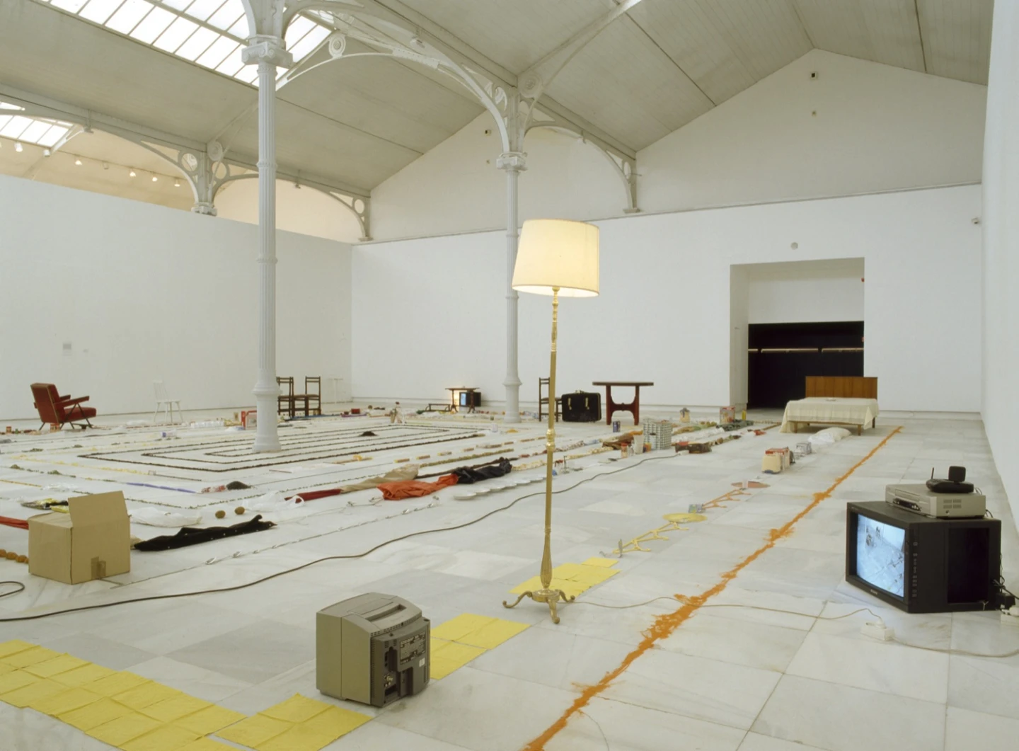Exhibition view. Versiones del Sur: Cinco propuestas en torno al arte en América. Eztetyka del sueño, 2001
