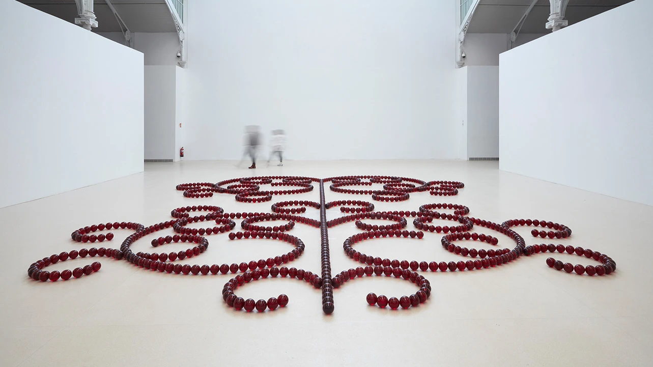 Vista de la exposición James Lee Byars. Perfecta es la pregunta, 2024