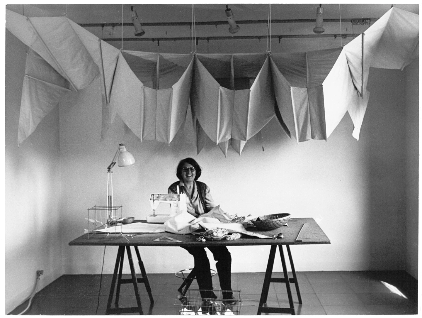 Aurèlia Muñoz trabajando en su estudio, 1982.  Fotografía: Josep Ventosa