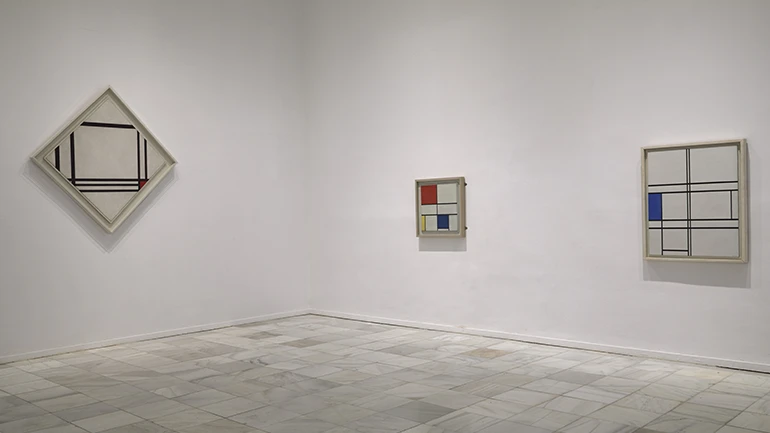 Vista de la exposición Mondrian y De Stijl, 2020