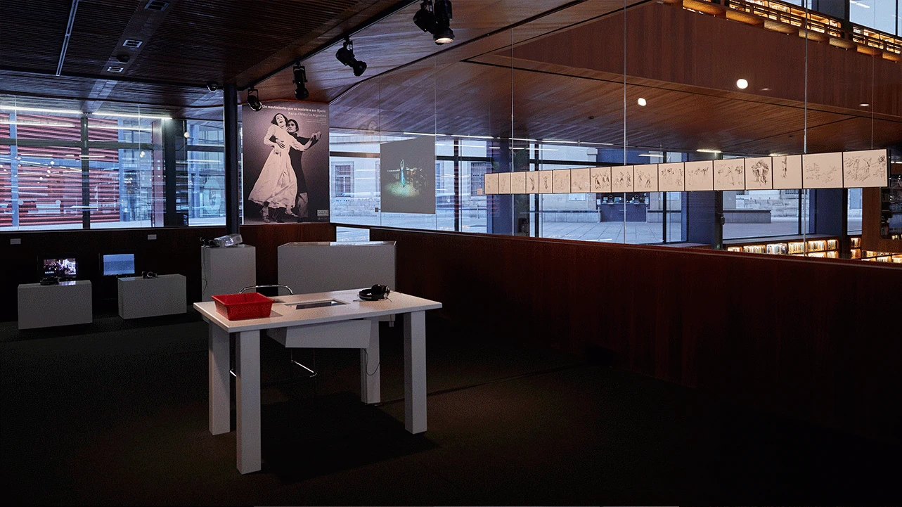 Vista de la exposición Un movimiento que se resiste a ser fijado: Kazuo Ohno y La Argentina, 2018. Fotografía: Joaquín Cortés/Román Lores. Museo Reina Sofía