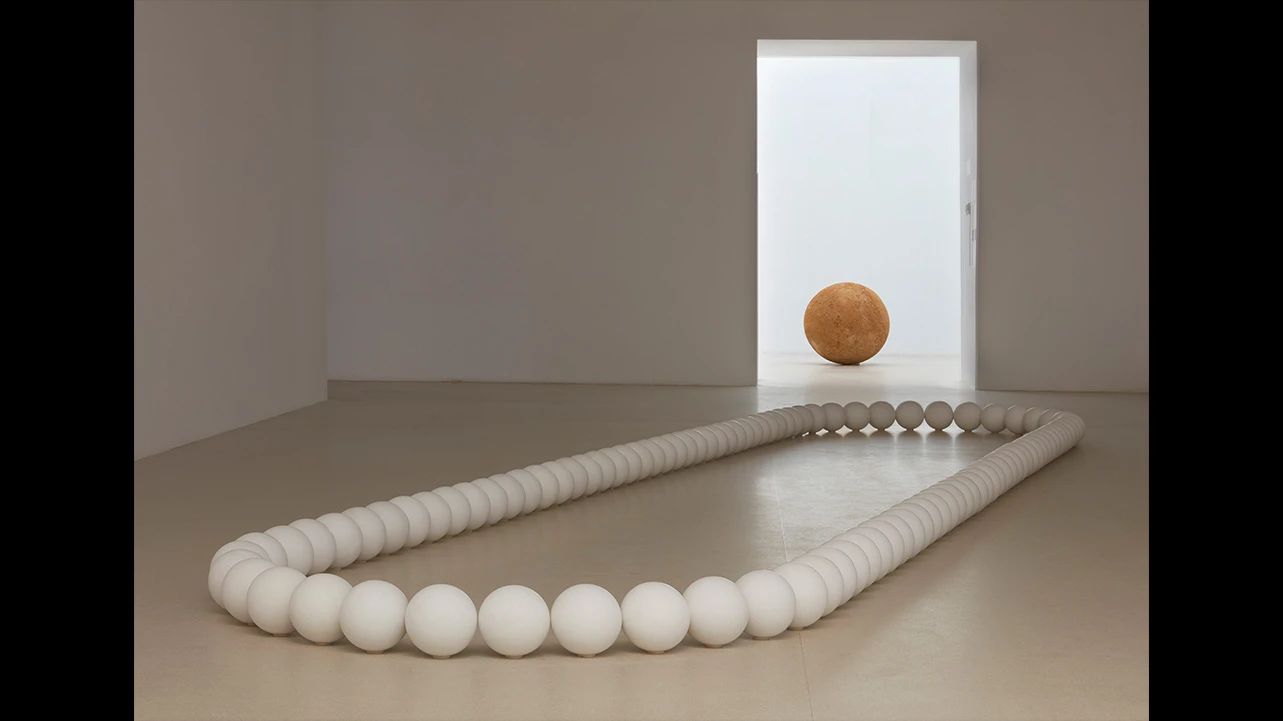 Vista de la exposición James Lee Byars. Perfecta es la pregunta, 2024