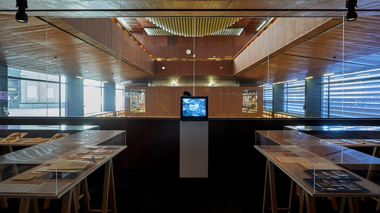 Vista de la exposición Texto e imagen, simbiosis perfecta. José García Tella a través de su archivo personal. Museo Reina Sofía, 2023