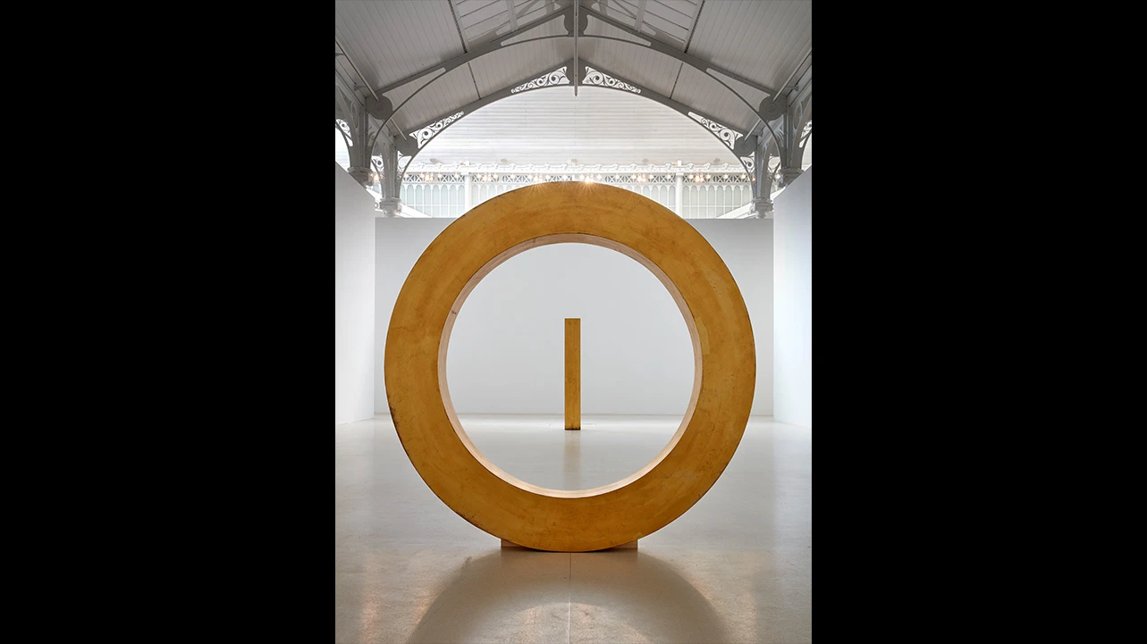 Vista de la exposición James Lee Byars. Perfecta es la pregunta, 2024