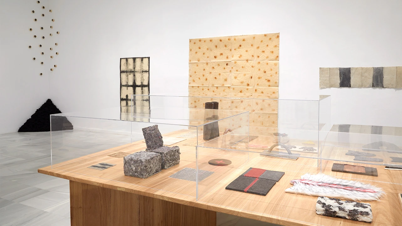 Vista de la exposición Eva Lootz. Hacer como quien dice: ¿y esto qué es?, 2024