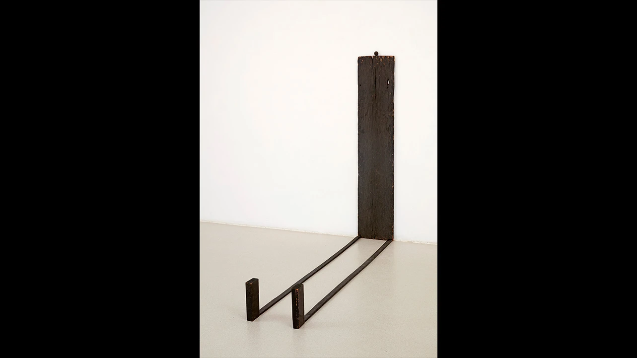 Vista de la exposición James Lee Byars. Perfecta es la pregunta, 2024