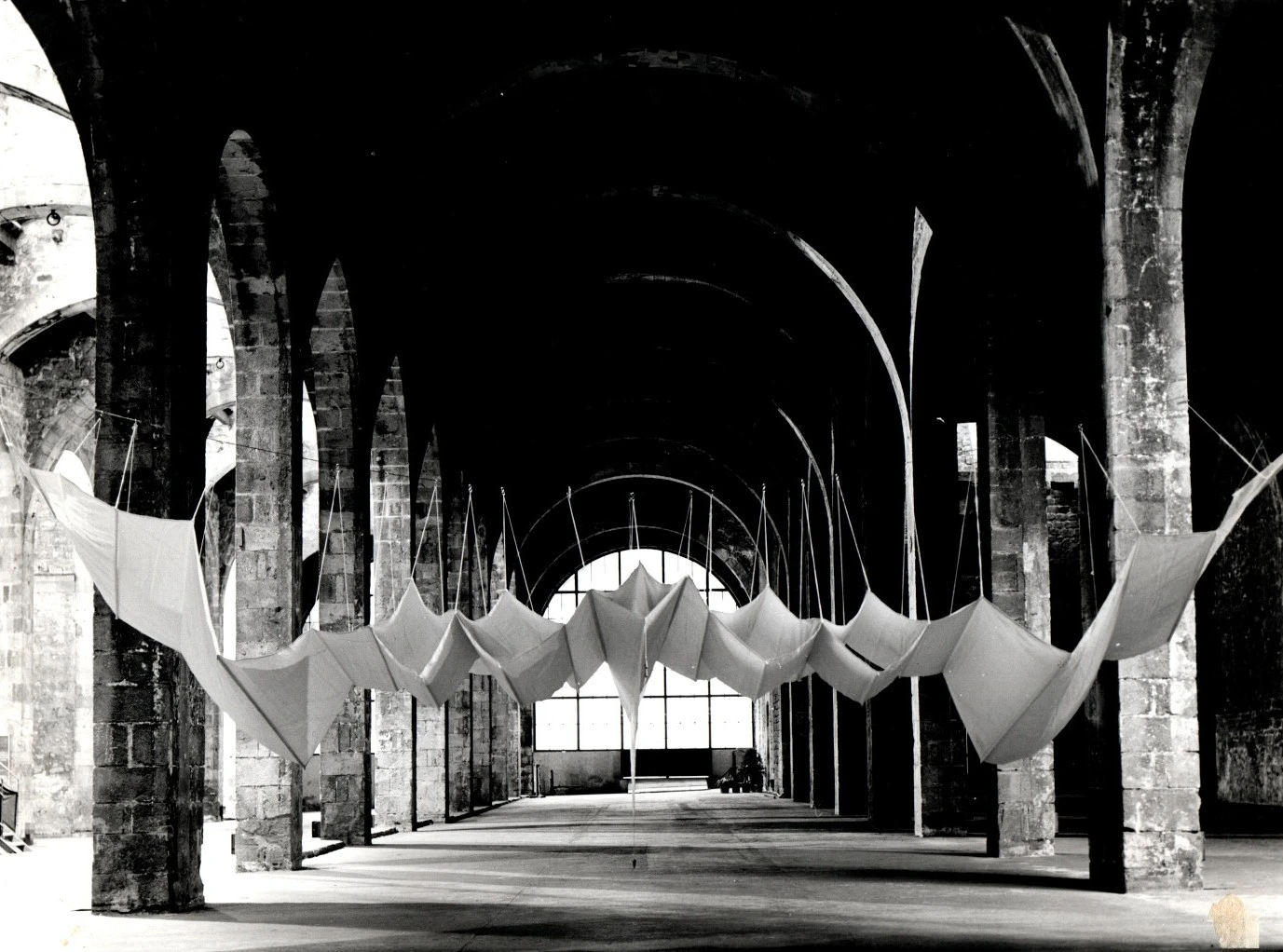 Muñoz, Aurèlia. Ocell-estel B2,  1982. Telas de algodón cosidas y varillas de metal con  plomo, 120 x 950 x 223 cm.  Colección MACBA. Depósito de la Generalitat de  Cataluña. Colección Nacional de Arte de Postguerra y  segundas vanguardias  © Herederos de Aurèlia Muñoz Foto: Josep Gri Espinagosa