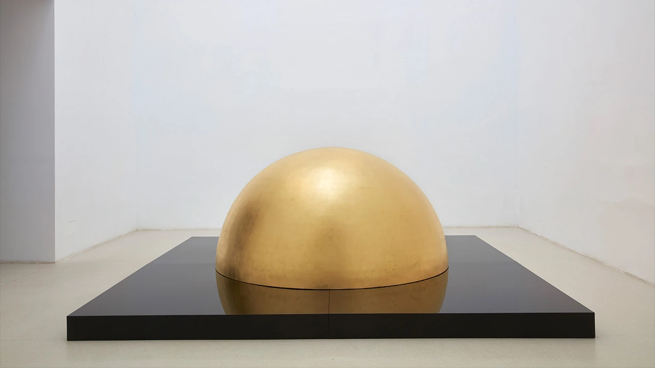 Vista de la exposición James Lee Byars. Perfecta es la pregunta, 2024