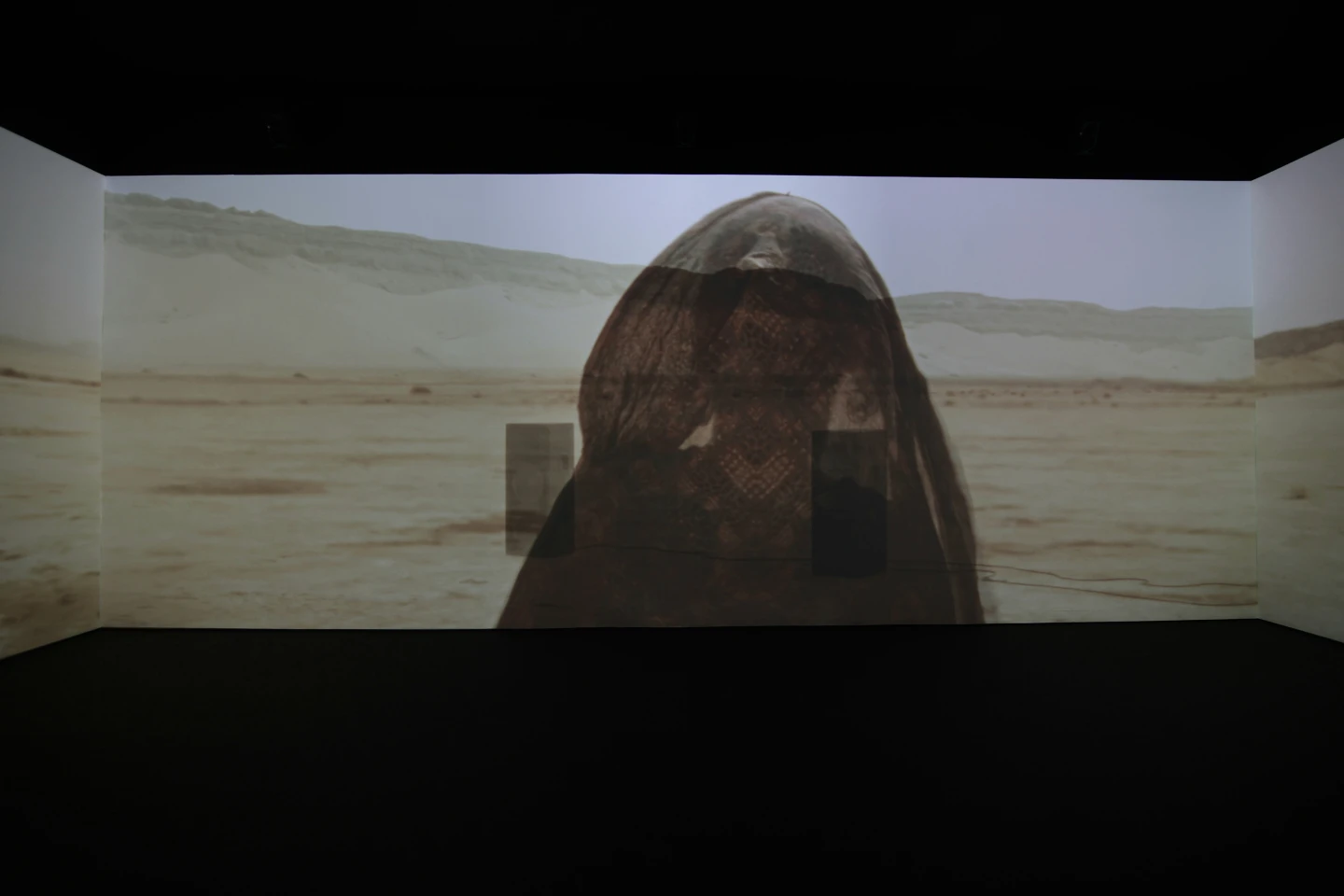 Oliver Laxe. HU هُ وَ. Bailad como si nadie os viera, instalación, Museo Reina Sofía, 2025