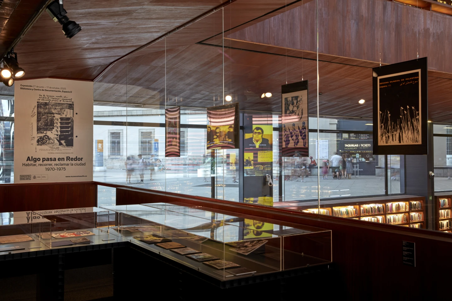 Vista de la exposición Algo pasa en Redor. Habitar, recorrer, reclamar la ciudad (1970-1975). Museo Reina Sofía, 2025