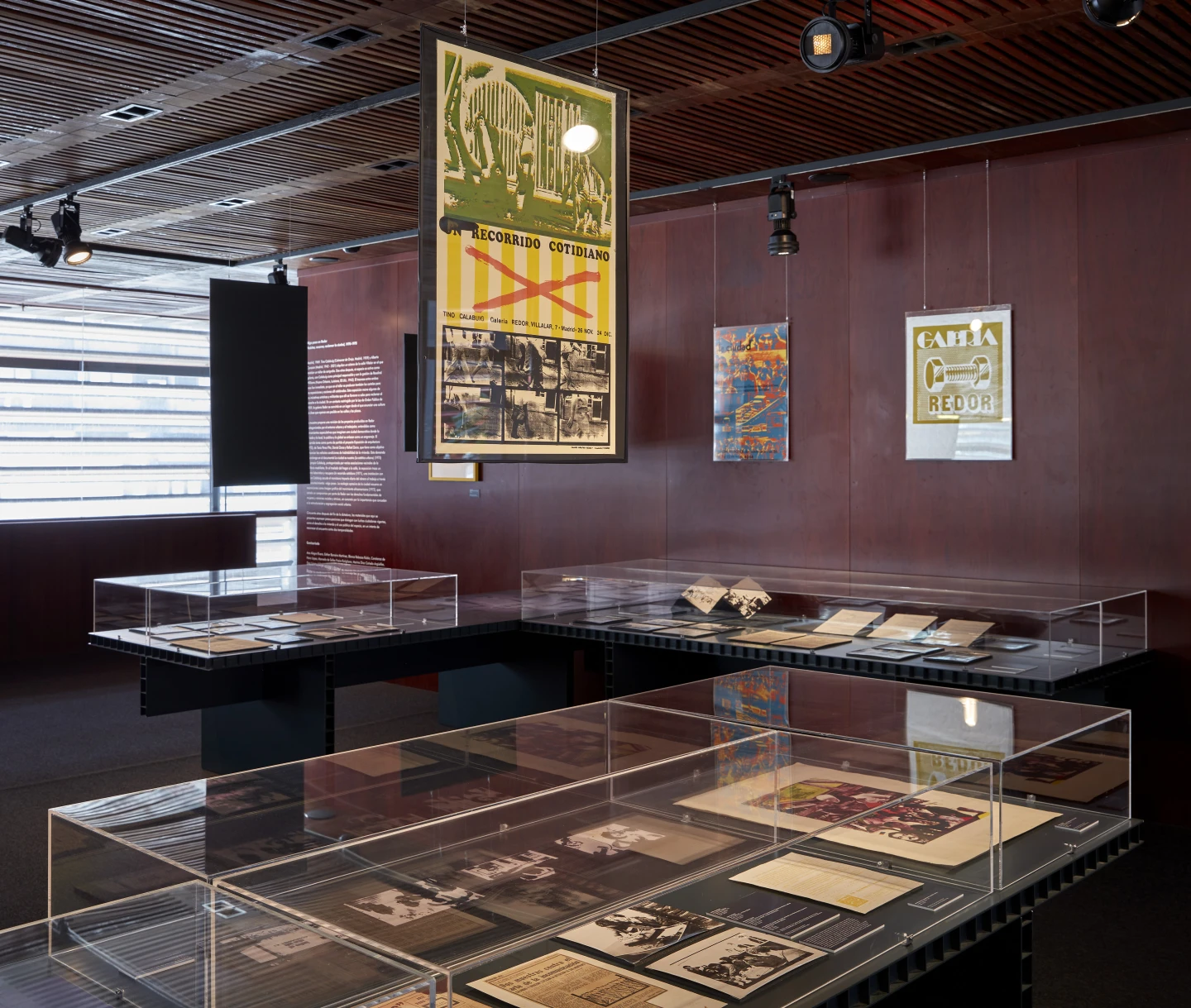 Vista de la exposición Algo pasa en Redor. Habitar, recorrer, reclamar la ciudad (1970-1975). Museo Reina Sofía, 2025