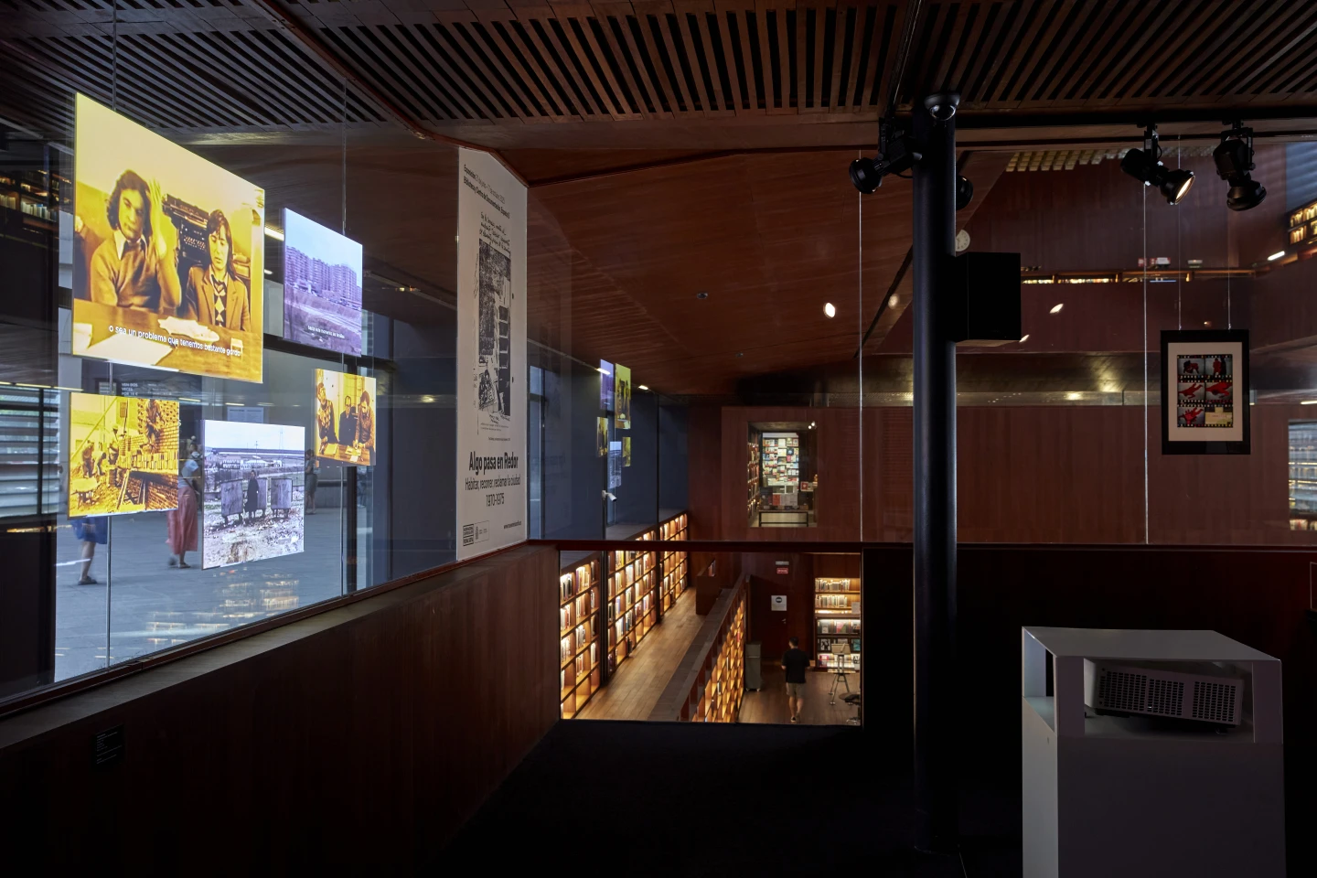 Vista de la exposición Algo pasa en Redor. Habitar, recorrer, reclamar la ciudad (1970-1975). Museo Reina Sofía, 2025