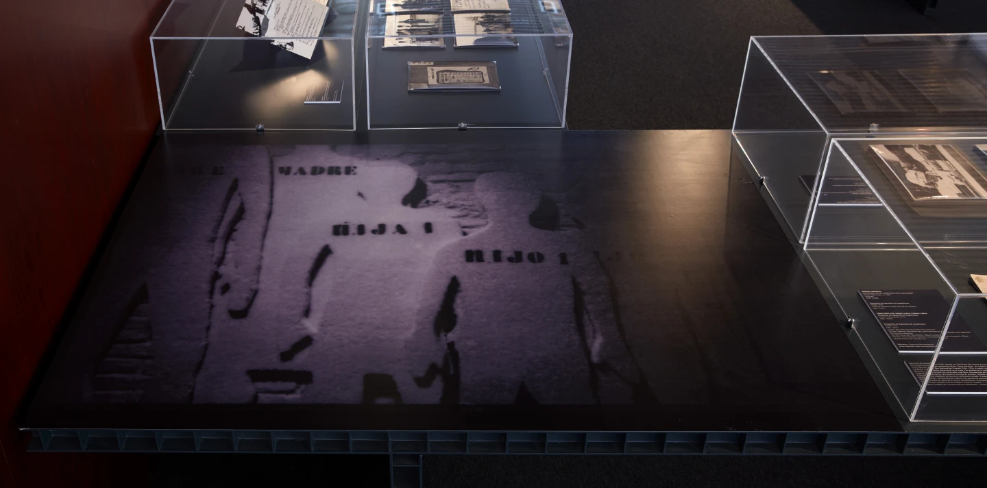 Vista de la exposición Algo pasa en Redor. Habitar, recorrer, reclamar la ciudad (1970-1975). Museo Reina Sofía, 2025