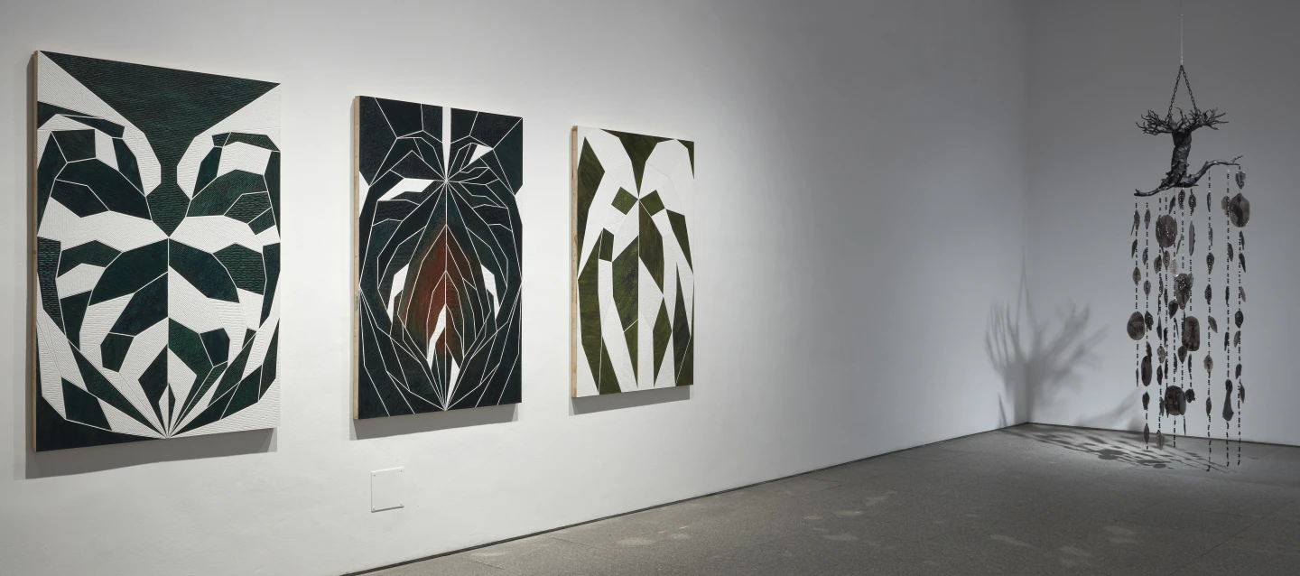 Vista de la exposición Naufus Ramírez-Figueroa. Espectros luminosos, 2025. Museo Reina Sofía