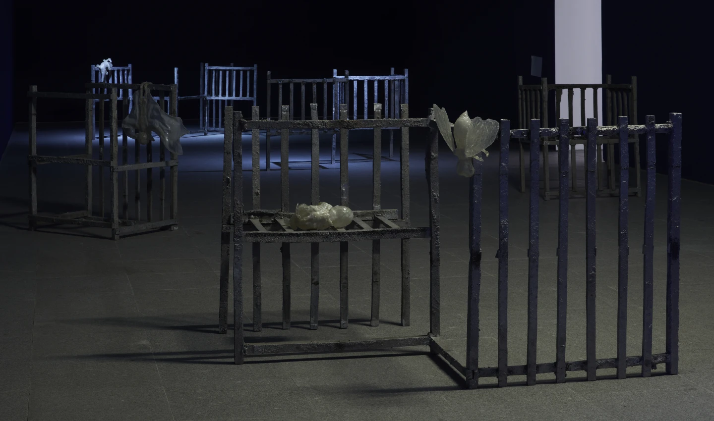 Vista de la exposición Naufus Ramírez-Figueroa. Espectros luminosos, 2025. Museo Reina Sofía