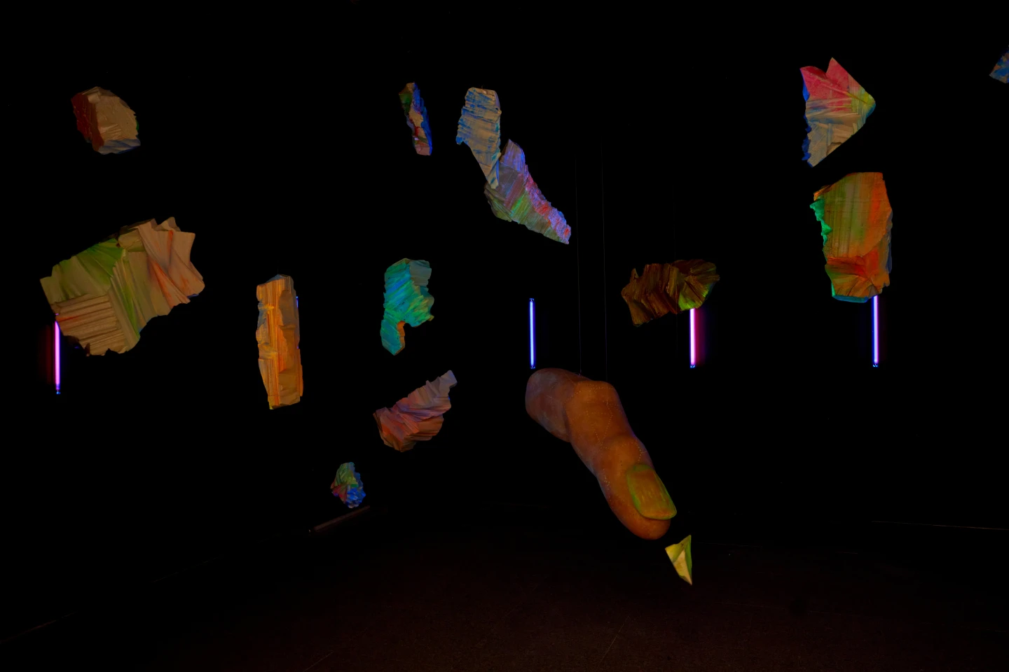 Vista de la exposición Naufus Ramírez-Figueroa. Espectros luminosos, 2025. Museo Reina Sofía