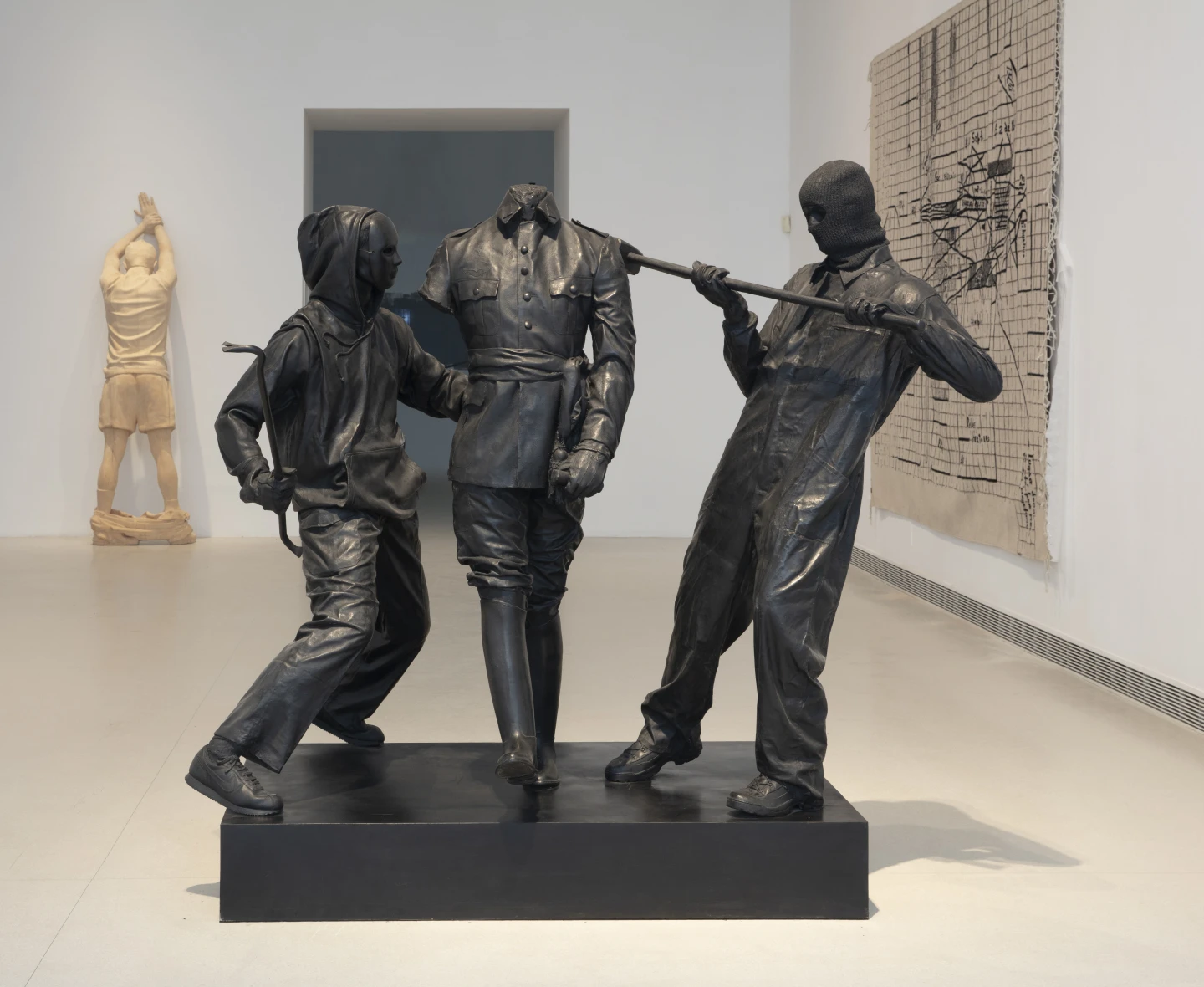Vista de sala de la exposición Fernando Sánchez Castillo. La Perla Peregrina, Palacio de Velázquez, Museo Reina Sofía, 2026.Fernando Sánchez Castillo. Narón. 2003-2007. Bronce. Colección MUSAC