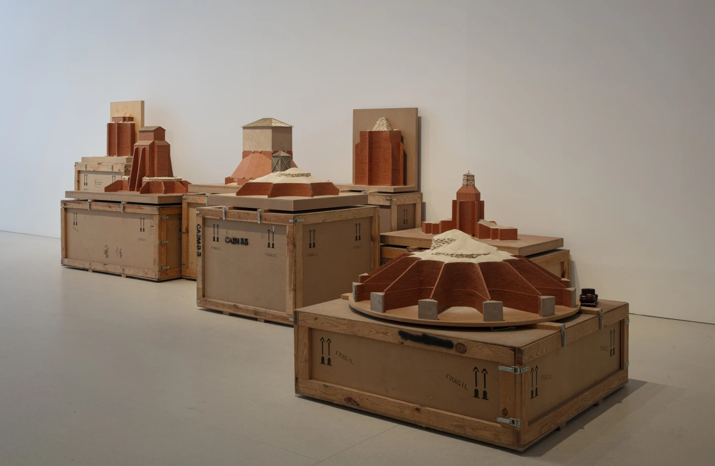 Vista de sala de la exposición Fernando Sánchez Castillo. La Perla Peregrina, Palacio de Velázquez, Museo Reina Sofía, 2026. Fernando Sánchez Castillo. Monumentos protegidos. 2005-2015. Ladrillo, madera y objetos