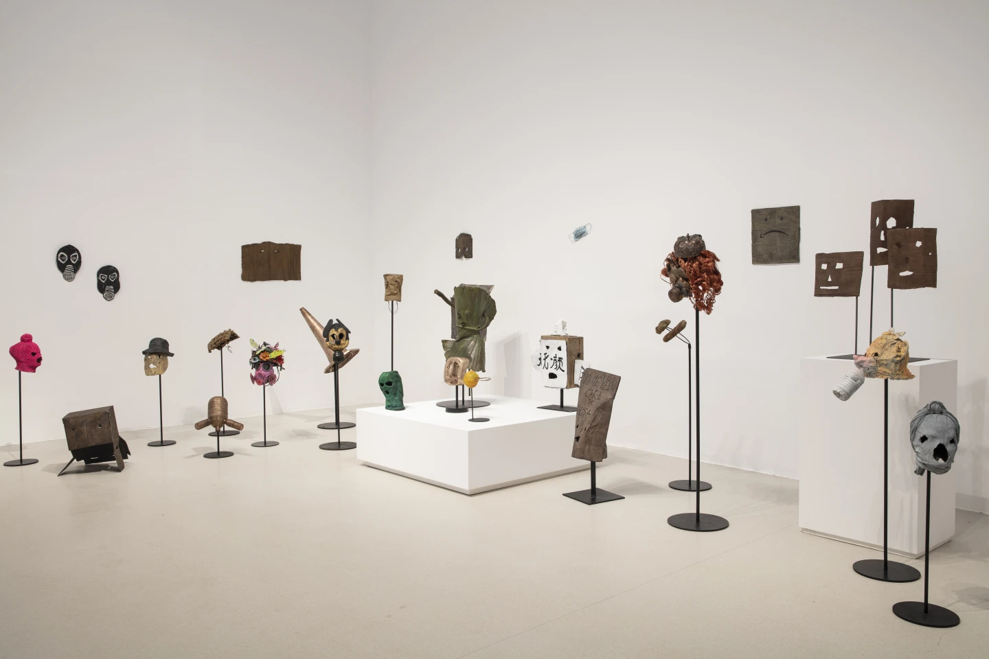 Vista de sala de la exposición Fernando Sánchez Castillo. La Perla Peregrina, Palacio de Velázquez, Museo Reina Sofía, 2026. Fernando Sánchez Castillo. Global Museum Protest. 2015-2026. 