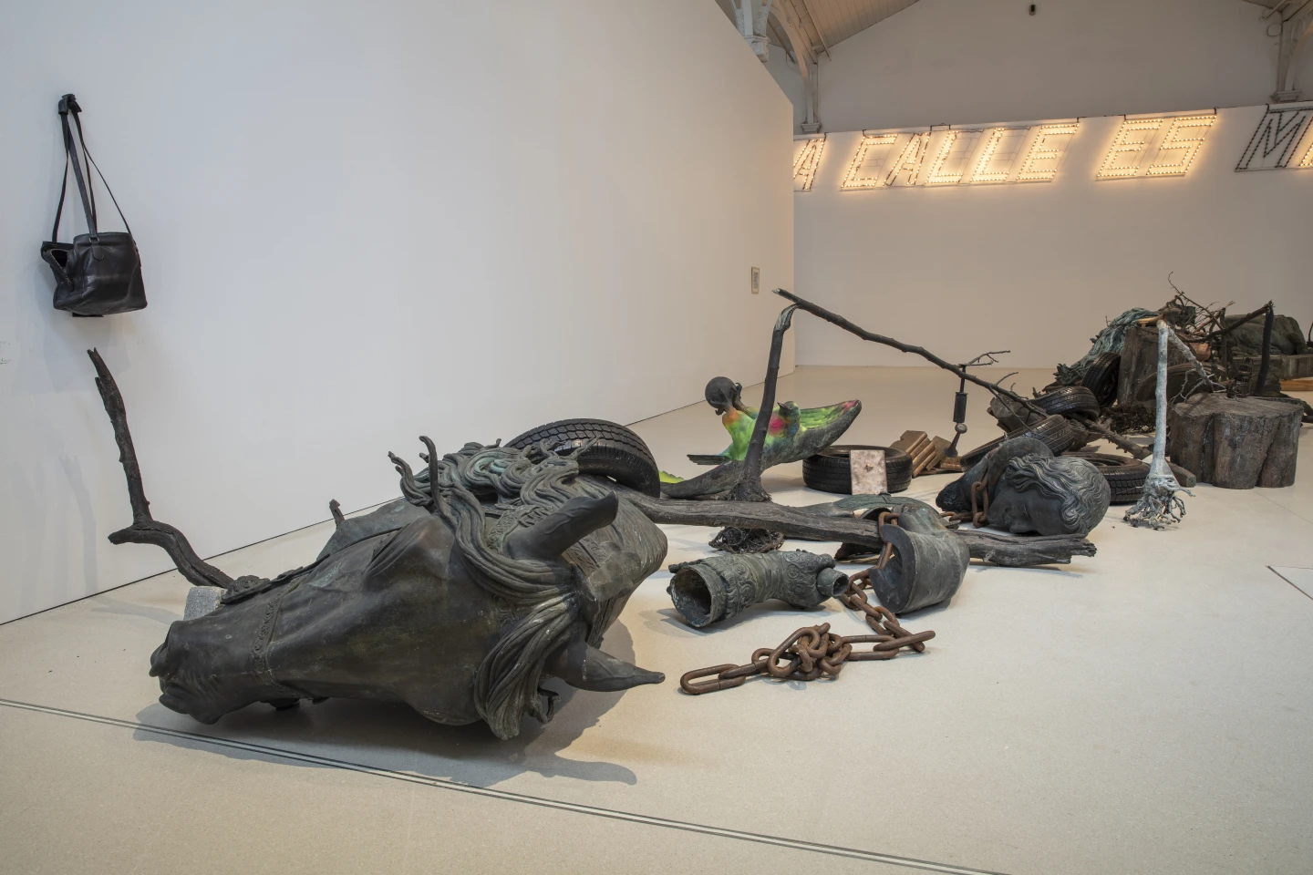 Vista de sala de la exposición Fernando Sánchez Castillo. La Perla Peregrina, Palacio de Velázquez, Museo Reina Sofía, 2026.