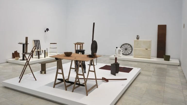 Vista de sala de la exposición ROSI AMOR de David Bestué