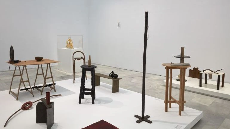 Vista de sala de la exposición ROSI AMOR de David Bestué