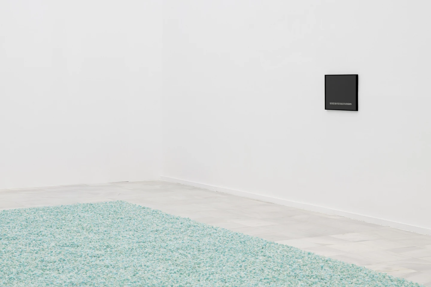 Felix Gonzalez-Torres. “Untitled” (Revenge), 1991. Caramelos azules en envoltorios transparente, suministro inagotable. Las dimensiones totales varían con la instalación. Peso ideal: 325 lb, y “Untitled”, 1989. Serigrafía sobre papel enmarcada. 16 ½ × 21 ¾” [42 × 55,2 cm]. Edición de 250, 10 AP Editado por Public Art Fund, Nueva York. 