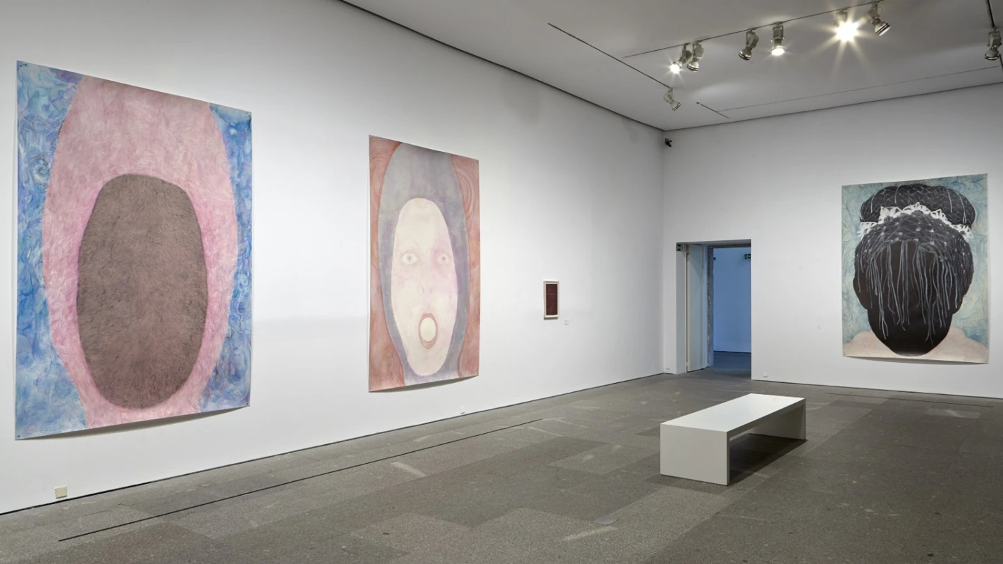 Vista de sala de la exposición. Elly Strik. Fantasmas, novias y otros compañeros, 2014