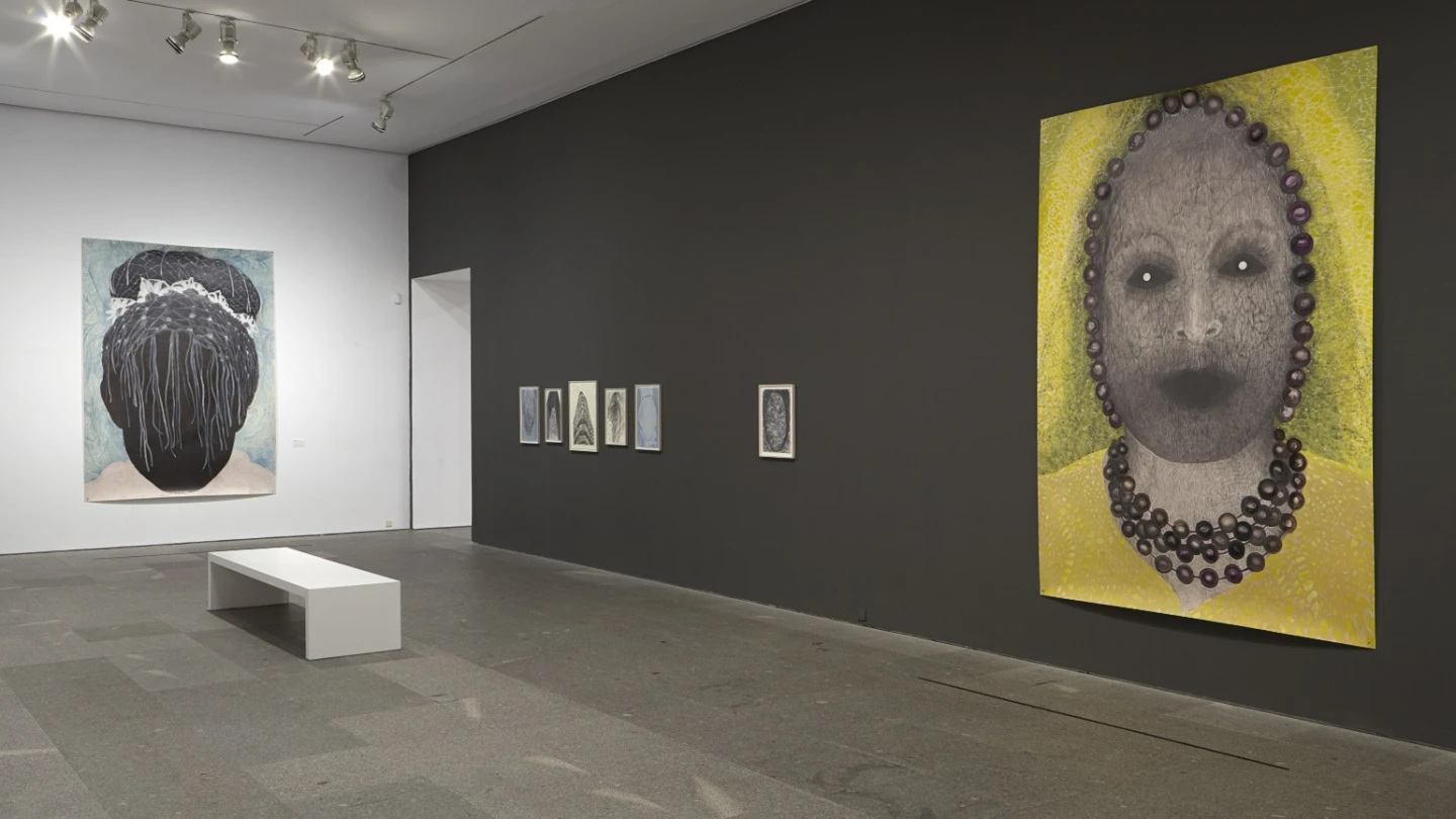 Vista de sala de la exposición. Elly Strik. Fantasmas, novias y otros compañeros, 2014