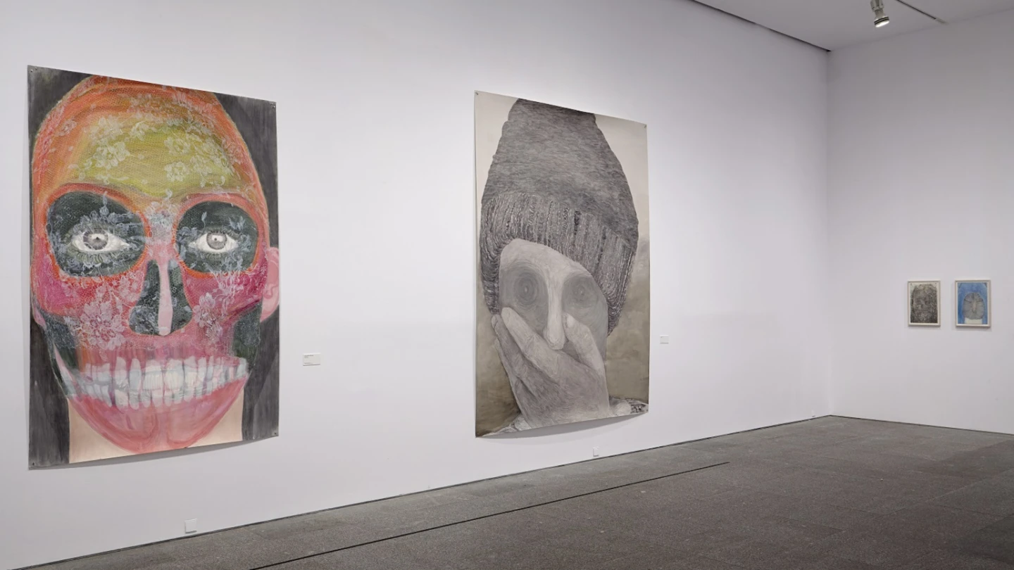 Vista de sala de la exposición. Elly Strik. Fantasmas, novias y otros compañeros, 2014