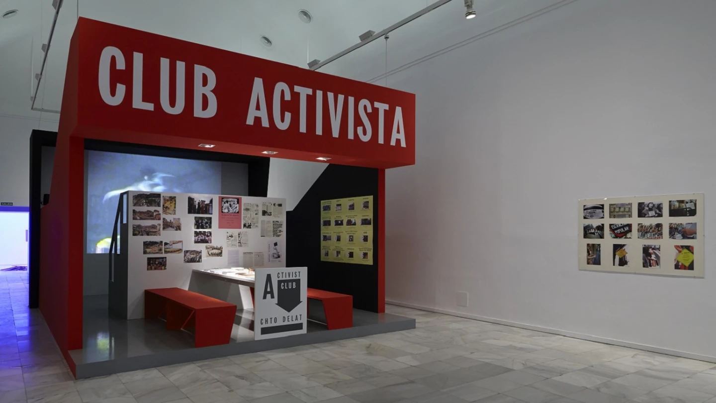 Vista de sala de la exposición Playgrounds. Reinventar la plaza, 2014