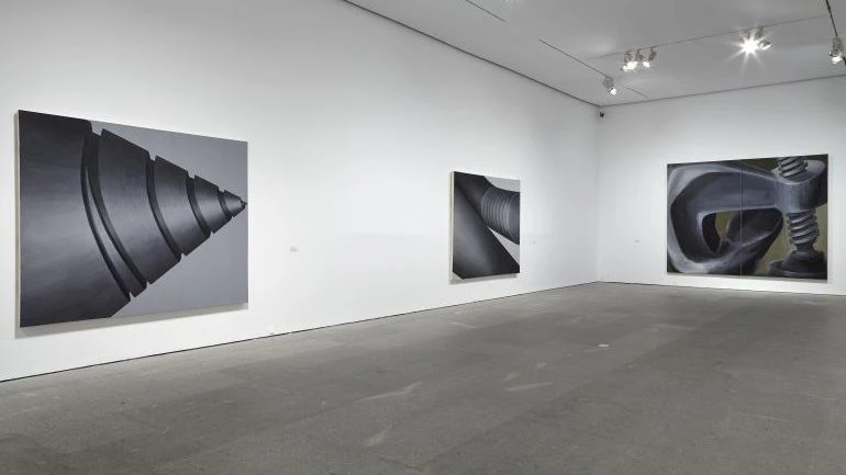 Vista de sala de la exposición Lee Lozano. Forzar la máquina