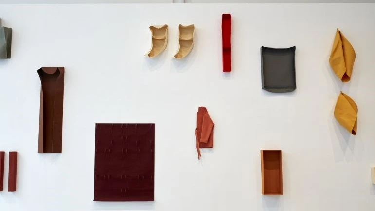Vista de exposición: Franz Erhard Walther. Un lugar para el cuerpo, Palacio Velázquez, Madrid 2017
