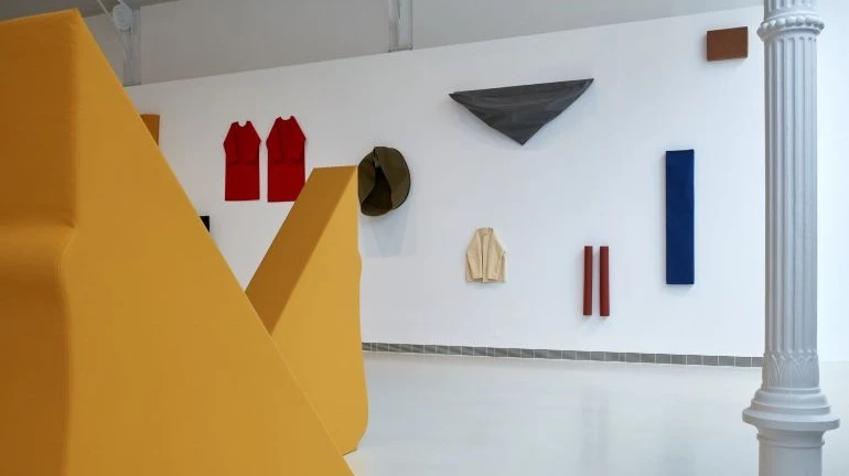 Vista de exposición: Franz Erhard Walther. Un lugar para el cuerpo, Palacio Velázquez, Madrid 2017