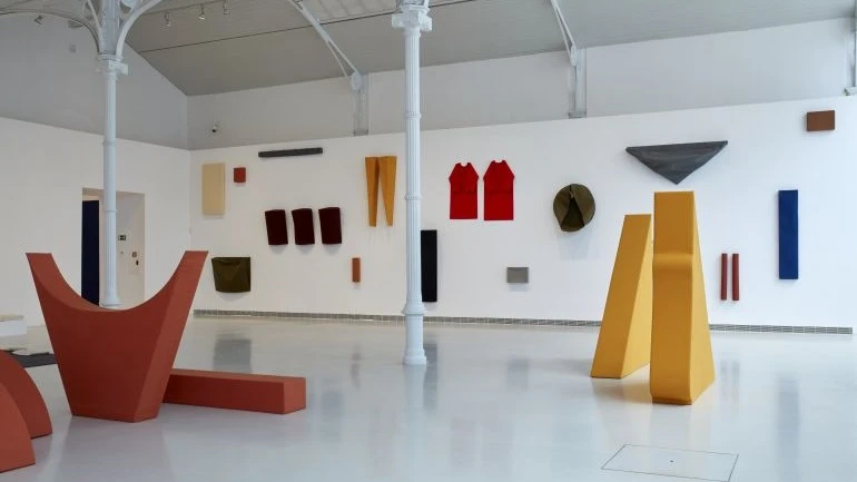 Vista de exposición: Franz Erhard Walther. Un lugar para el cuerpo, Palacio Velázquez, Madrid 2017