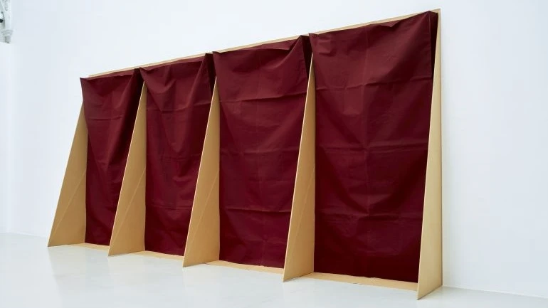 Vista de exposición: Franz Erhard Walther. Un lugar para el cuerpo, Palacio Velázquez, Madrid 2017
