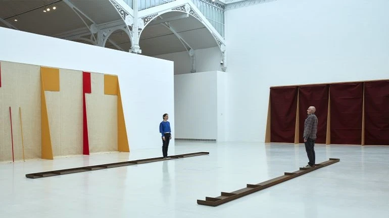 Vista de exposición: Franz Erhard Walther. Un lugar para el cuerpo, Palacio Velázquez, Madrid 2017