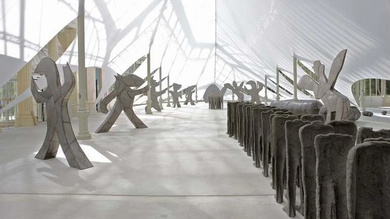Vista de sala de la exposición. Magdalena Abakanowicz. La corte del Rey Arturo, 2008