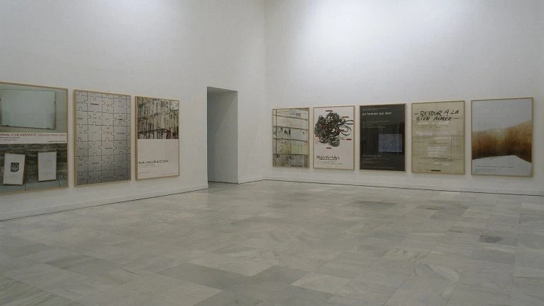 Vista de sala de la exposición. Ignasi Aballí. Desapariciones, 2002