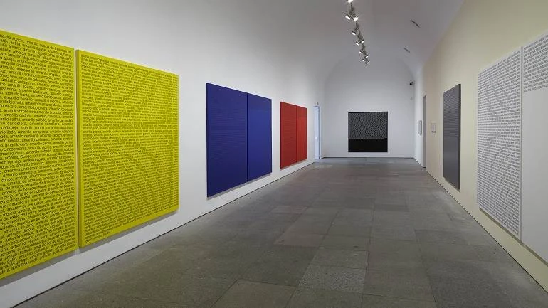 Vista de sala de la exposición Ignasi Aballí. sin principio / sin final, 2015