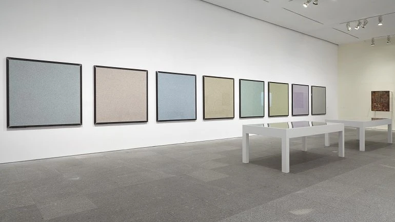 Vista de sala de la exposición Ignasi Aballí. sin principio / sin final, 2015