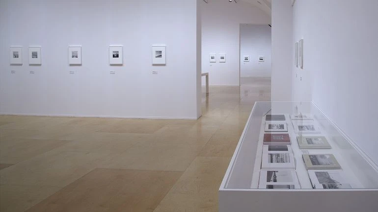 Vista de la sala de la exposición. Robert Adams: el lugar donde vivimos, 2013