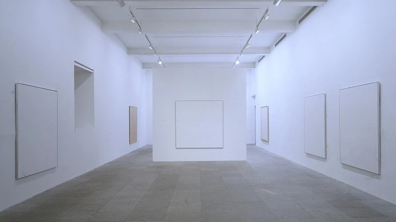 Vista de sala de la exposición. Agnes Martin, 1993