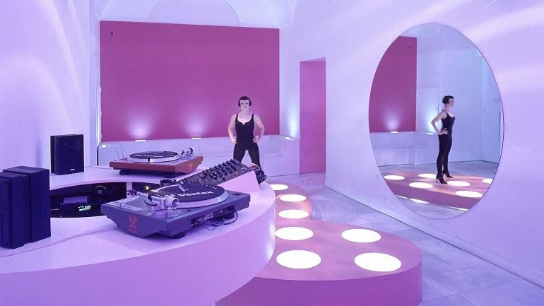 Vista de sala de la exposición. Ana Laura Aláez. DANCE &amp; DISCO, 2000