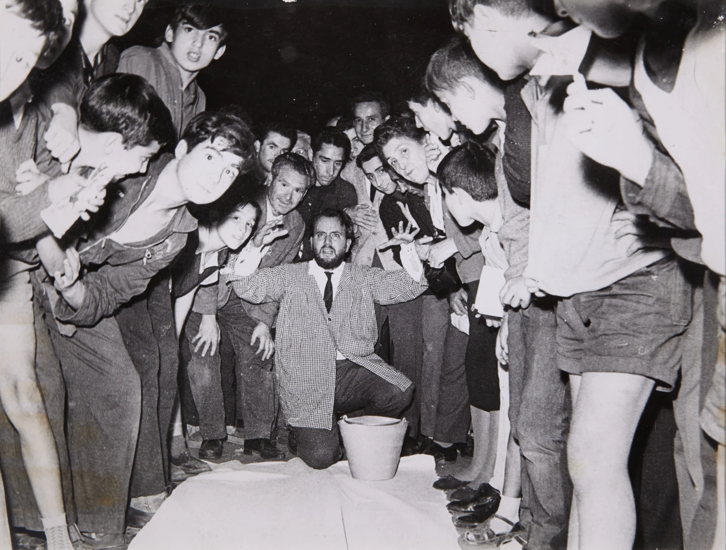 Alberto Greco in a vivo-dito act at Piedralaves, 1963