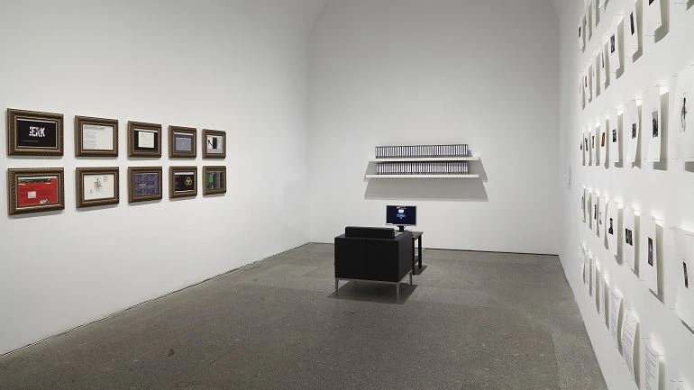 Vista de sala de la exposición. Daniel G. Andújar. Sistema operativo, 2015