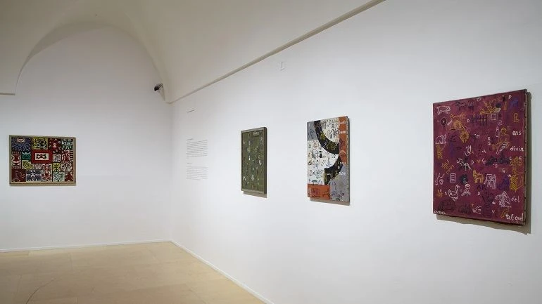 Vista de sala de la exposición. Espectros de Artaud. Lenguaje y arte en los años cincuenta, 2012
