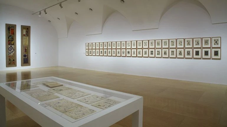 Vista de sala de la exposición. Espectros de Artaud. Lenguaje y arte en los años cincuenta, 2012