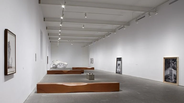 Vista de sala de la exposición. Asier Mendizabal, 2011
