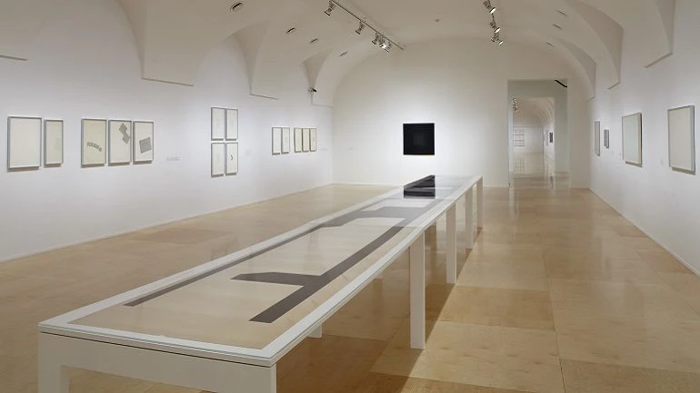Vista de sala de la exposición. Elena Asins. Fragmentos de la memoria, 2011